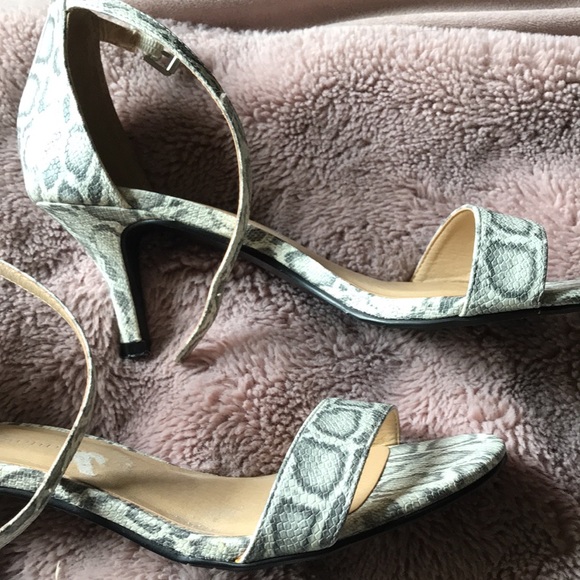 Size 7 1/2 CL by Chinese Laundry low heel snakeskin pattern - Picture 3 of 7